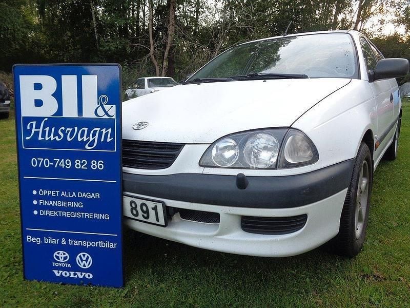 Vit Begagnad 1999 Toyota Avensis Sedan | 45 000 kr - Bild 1/4