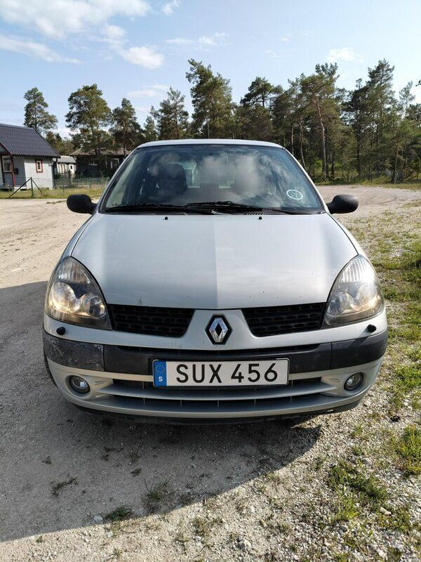 Grå Begagnad 2002 Renault Clio II Halvkombi | 10 500 kr (Marknadspris) - Bild 1/4