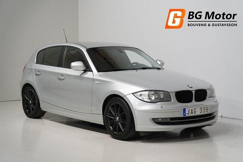 Ljusgrå Begagnad 2010 BMW 118 Comfort Edition Halvkombi | 59 800 kr (Dyr) - Bild 1/4