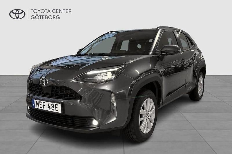 Grå Begagnad 2024 Toyota Yaris Hybrid Active SUV | 274 900 kr (Marknadspris) - Bild 1/4