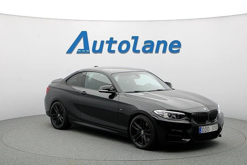 Black sapphire metallic Begagnad 2013 BMW M235 M Performance Sportkupé | 229 900 kr (Marknadspris) - Bild 1/3