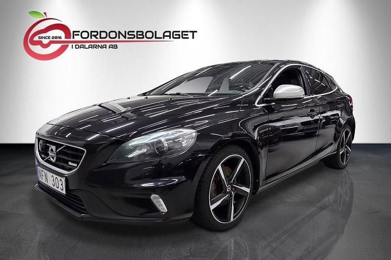 Svart Begagnad 2012 Volvo V40 R-Design Halvkombi | 139 800 kr (Marknadspris) - Bild 1/4