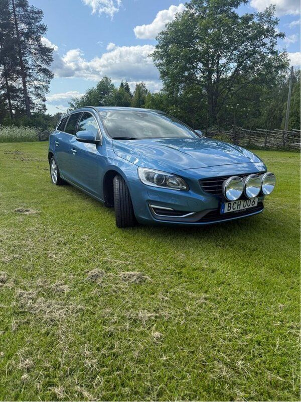 Blå Begagnad 2014 Volvo V60 Momentum Kombi | 145 000 kr (Bra pris) - Bild 1/4