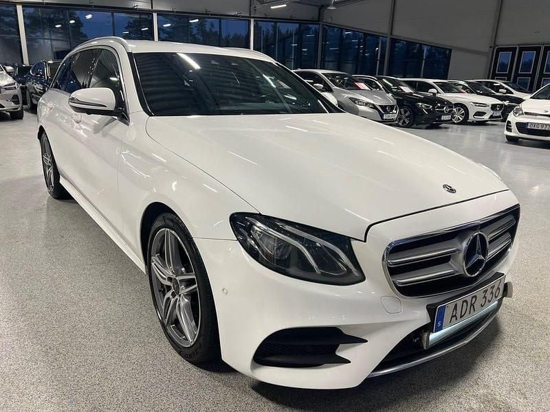 Vit Begagnad 2019 Mercedes E220 AMG line Kombi | 246 900 kr (Superpris) - Bild 1/3