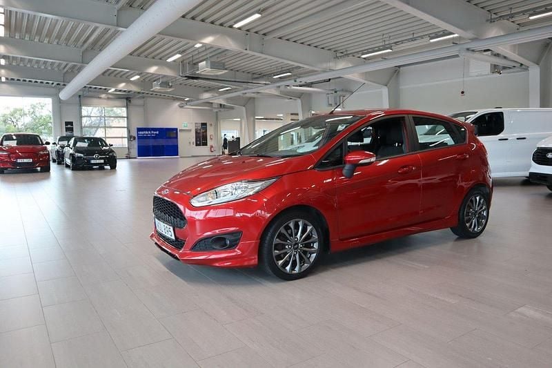 Röd Begagnad 2016 Ford Fiesta ST-Line Halvkombi | 104 800 kr (Marknadspris) - Bild 1/4