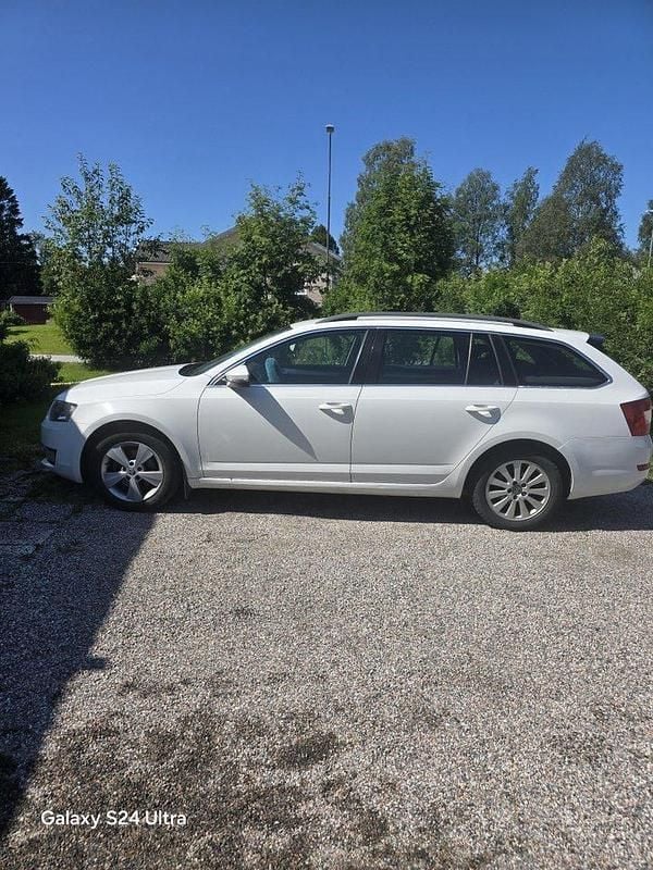 Vit Begagnad 2015 Skoda Octavia Ambition Kombi | 130 000 kr (Marknadspris) - Bild 1/4