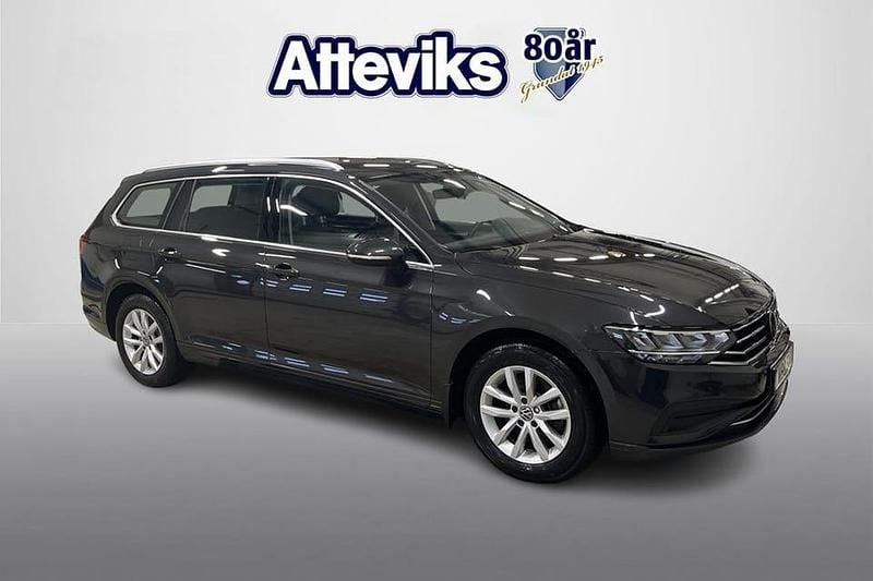Mörkgrå (grå) Begagnad 2023 VW Passat Kombi | 289 900 kr (Superpris) - Bild 1/4