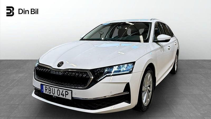 Vit (candy white) Begagnad 2025 Skoda Octavia Selection Kombi | 309 900 kr (Marknadspris) - Bild 1/4