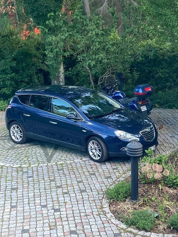 Lancia blue Begagnad 2012 Lancia Delta Halvkombi | 63 000 kr - Bild 1/2