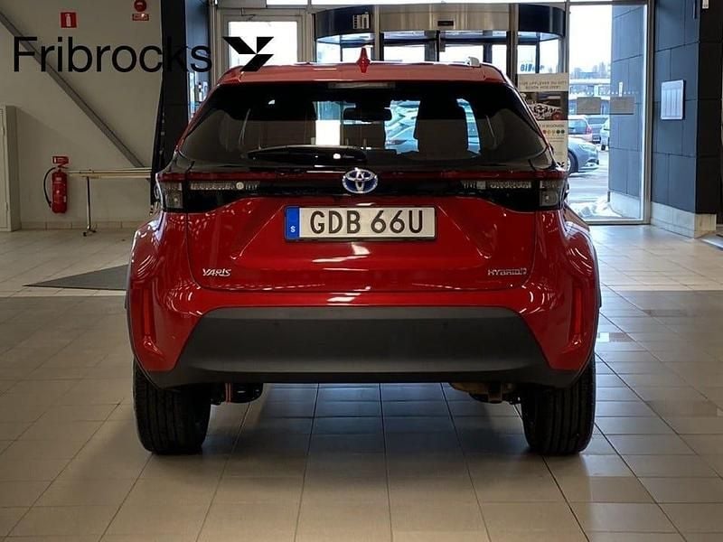 Begagnad Toyota Yaris Hybrid Active 92 HK (67 kW) 2022 Röd