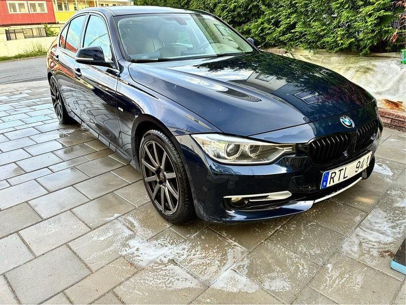Blå Begagnad 2013 BMW 320 Sport Line Sedan | 175 000 kr (Lite dyr) - Bild 1/3