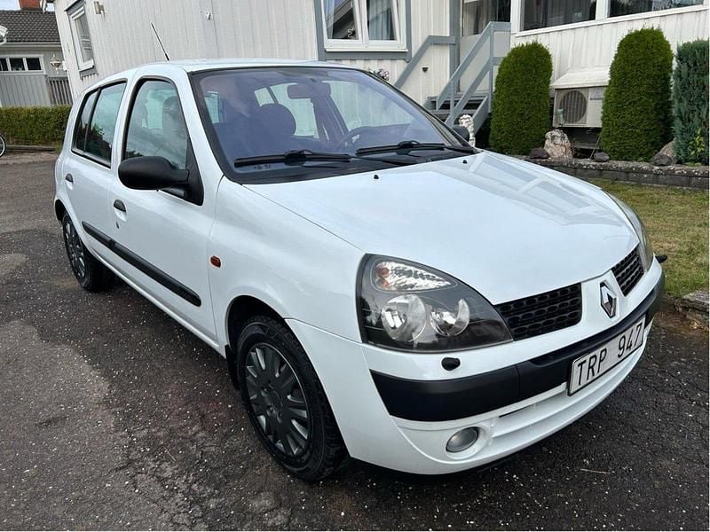 Vit Begagnad 2003 Renault Clio II Expression Halvkombi | 28 000 kr (Lite dyr) - Bild 1/4