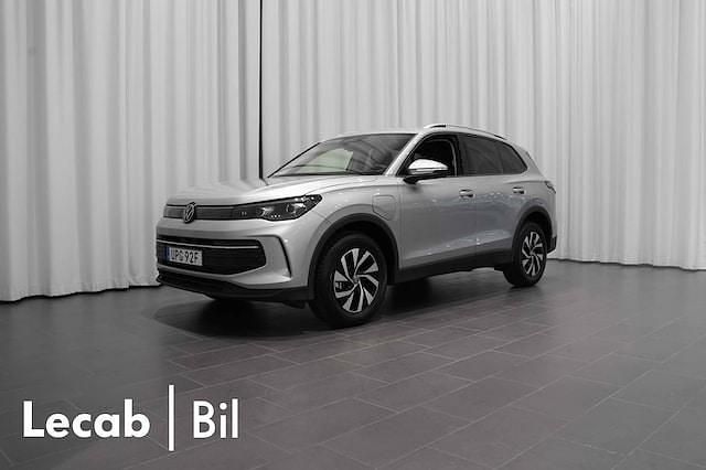 Vit (pure white) Ny 2025 VW Tiguan Life SUV | 499 500 kr (Marknadspris) - Bild 1/4