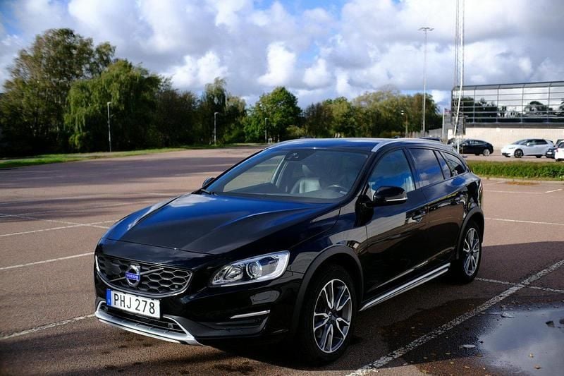Svart Begagnad 2017 Volvo V60 CC Business Edition Kombi | 195 000 kr (Bra pris) - Bild 1/4