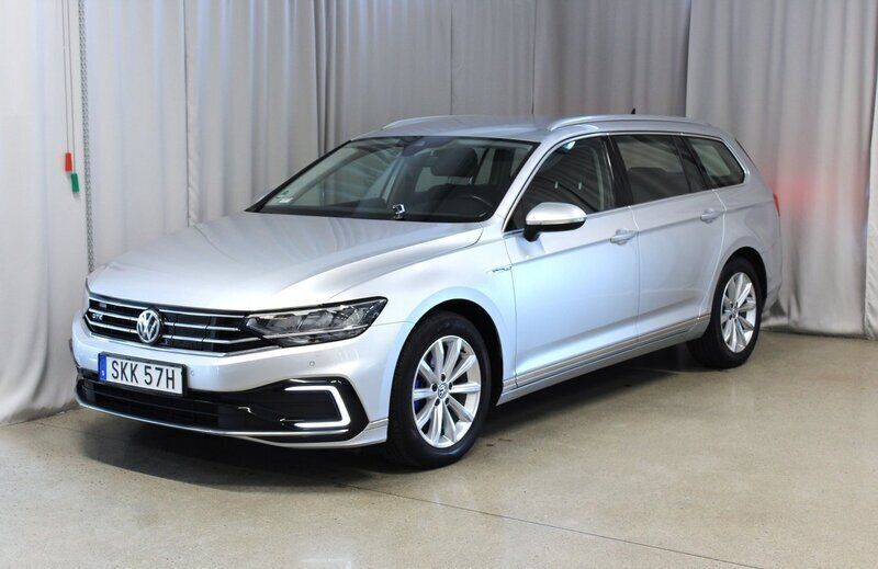 Silver Begagnad 2019 VW Passat GTE Kombi | 234 900 kr (Lite dyr) - Bild 1/4