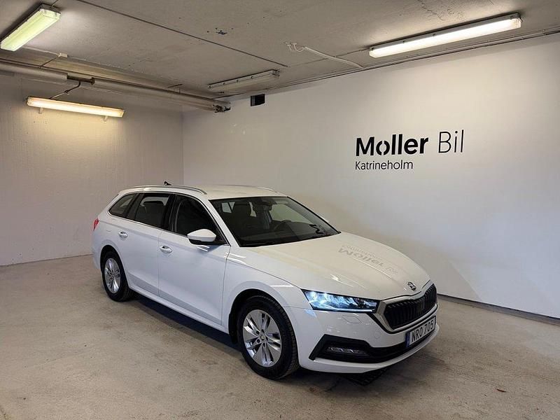 Vit (candy white) Begagnad 2023 Skoda Octavia Kombi | 239 900 kr (Marknadspris) - Bild 1/4