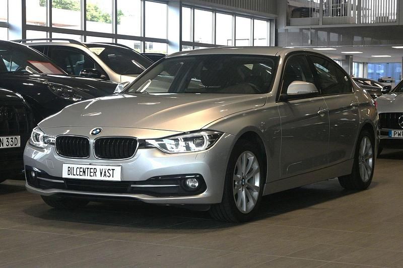 Silver Begagnad 2015 BMW 318 Sport Line Sedan | 159 000 kr (Lite dyr) - Bild 1/4