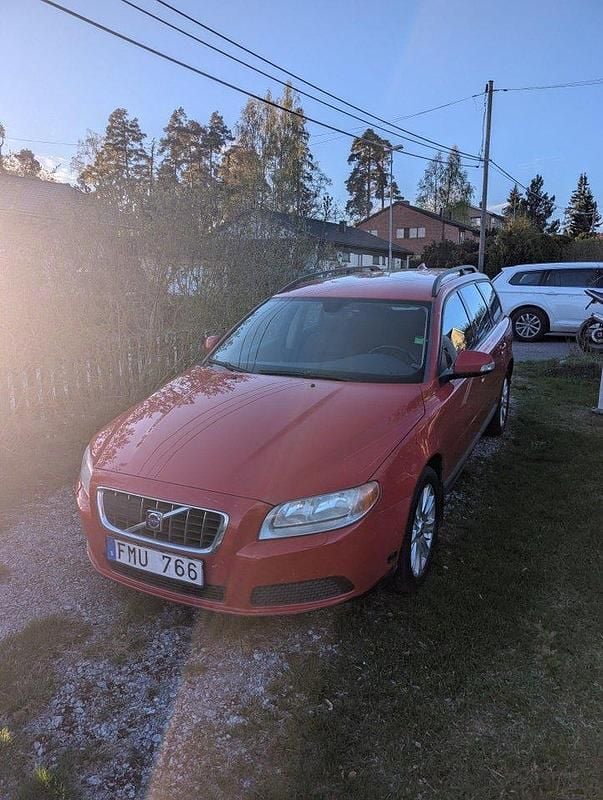 Röd Begagnad 2009 Volvo V70 Kinetic Kombi | 40 000 kr (Superpris) - Bild 1/4