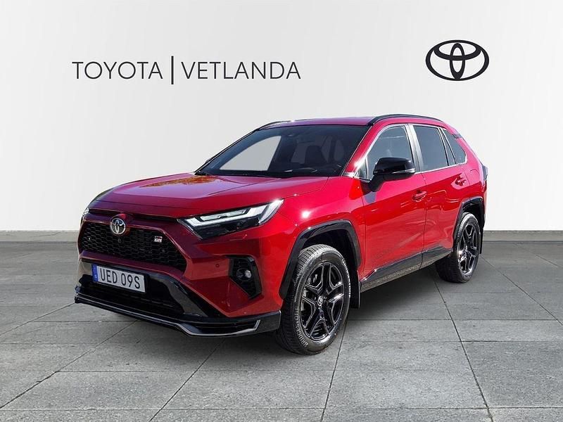 Röd (emotional red pearl) Ny 2025 Toyota RAV4 Hybrid Sport SUV | 579 000 kr (Dyr) - Bild 1/4