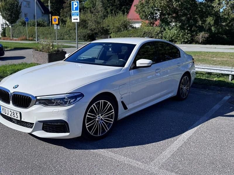 Begagnad 2019 BMW 530 iPerformance Sedan | 289 000 kr (Marknadspris) - Bild 1/4
