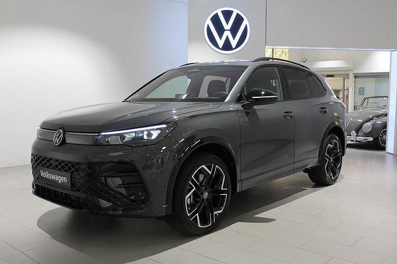 Mörkgrå Ny 2025 VW Tiguan R-line SUV | 688 700 kr - Bild 1/4