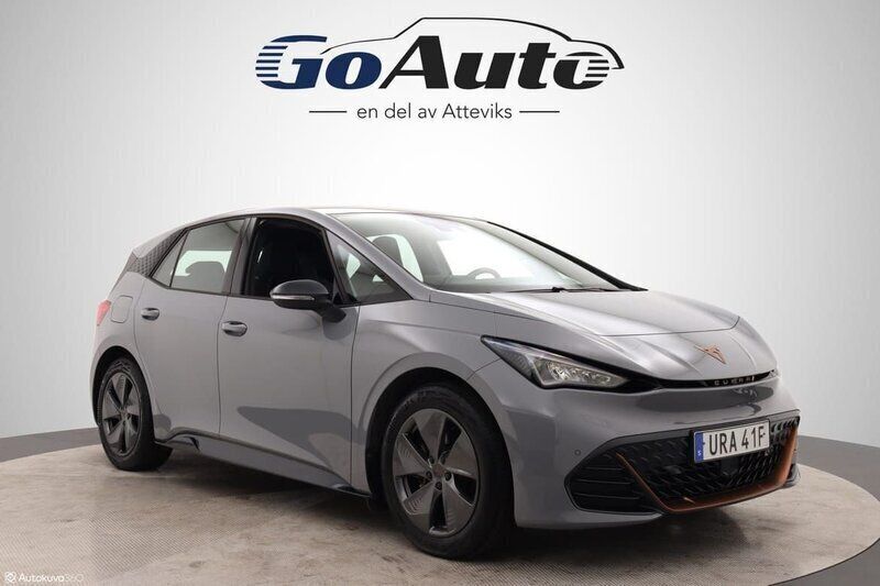 Ljusgrå Begagnad 2023 Cupra Born Halvkombi | 279 500 kr (Marknadspris) - Bild 1/4