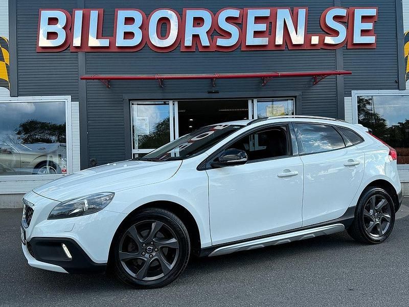 Vit Begagnad 2014 Volvo V40 CC Momentum Kombi | 145 000 kr (Marknadspris) - Bild 1/4