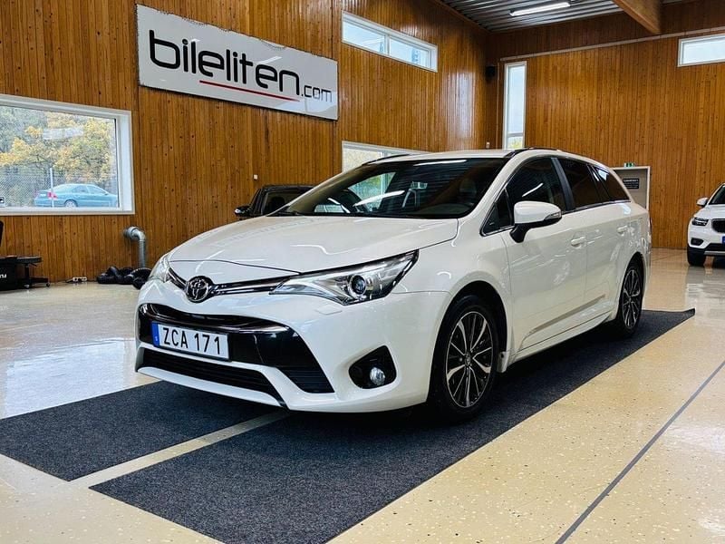 Vit Begagnad 2017 Toyota Avensis Multidrive S Kombi | 189 900 kr (Marknadspris) - Bild 1/3
