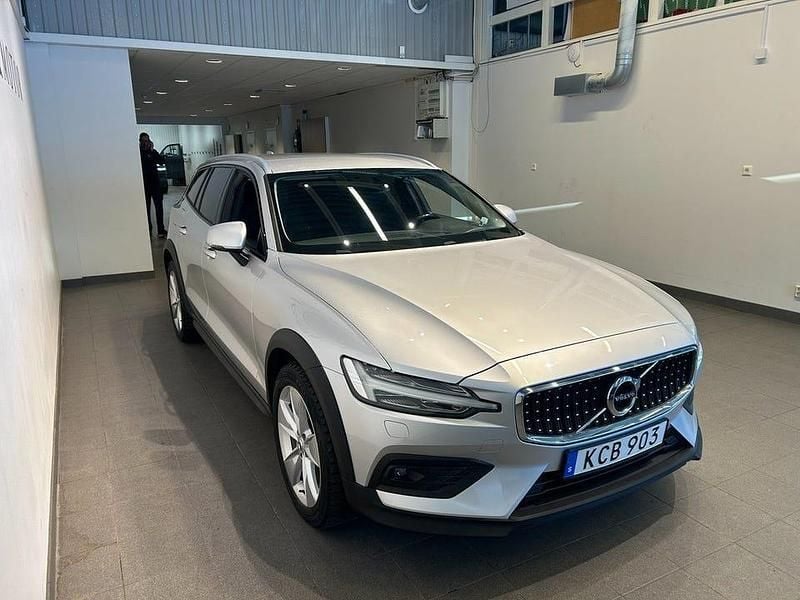 Begagnad Volvo V60 CC Momentum 190 HK (139 kW) 2020 Silver Kombi