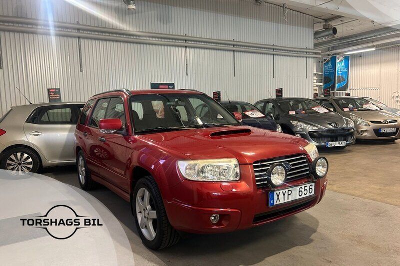 Mörkröd Begagnad 2006 Subaru Forester SUV | 44 900 kr (Marknadspris) - Bild 1/4
