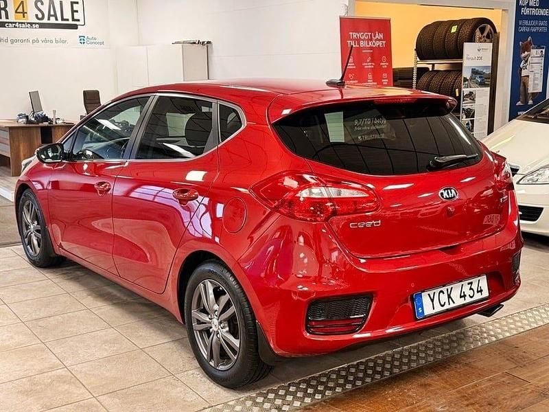 Begagnad Kia Ceed 136 HK (100 kW) 2016 Röd Halvkombi