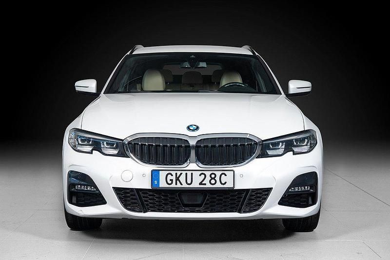 Begagnad BMW 330e M Sport 292 HK (214 kW) 2022 Vit Kombi