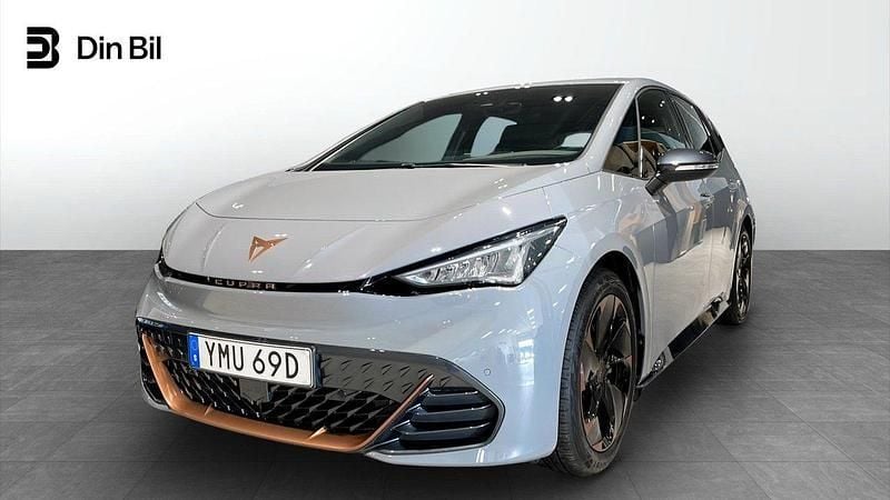 Ljusgrå Begagnad 2023 Cupra Born Halvkombi | 274 900 kr (Bra pris) - Bild 1/4