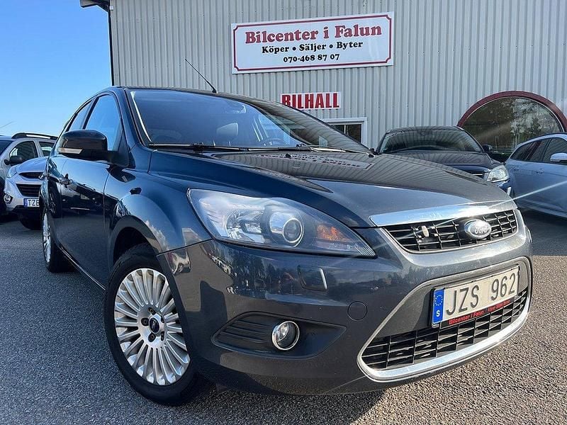 Grå Begagnad 2010 Ford Focus Titanium Halvkombi | 59 900 kr (Dyr) - Bild 1/4