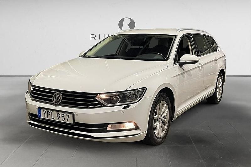 Vit Begagnad 2017 VW Passat Kombi | 129 900 kr (Marknadspris) - Bild 1/4