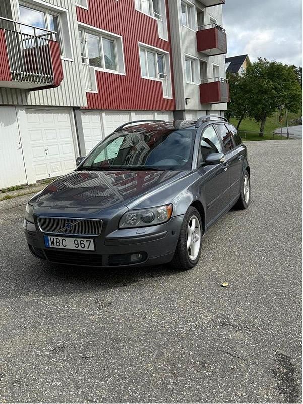 Grå Begagnad 2005 Volvo V50 Momentum Kombi | 20 000 kr (Lite dyr) - Bild 1/4