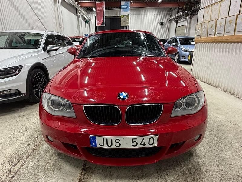 Röd Begagnad 2009 BMW 118 Advantage Halvkombi | 89 500 kr (Lite dyr) - Bild 1/4
