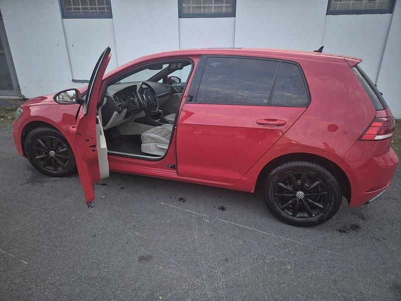Röd Begagnad 2017 VW Golf VII Halvkombi | 160 000 kr (Marknadspris) - Bild 1/4