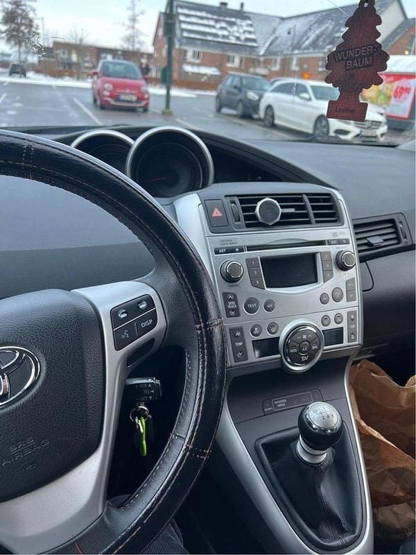Grå Begagnad 2010 Toyota Verso Minibuss | 79 000 kr (Lite dyr) - Bild 1/4