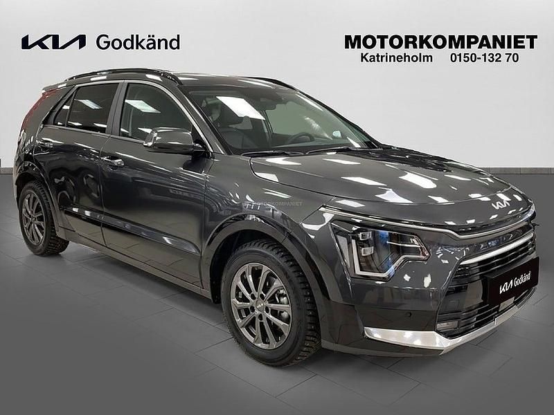 Grå Begagnad 2025 Kia Niro Advance SUV | 389 900 kr (Marknadspris) - Bild 1/4