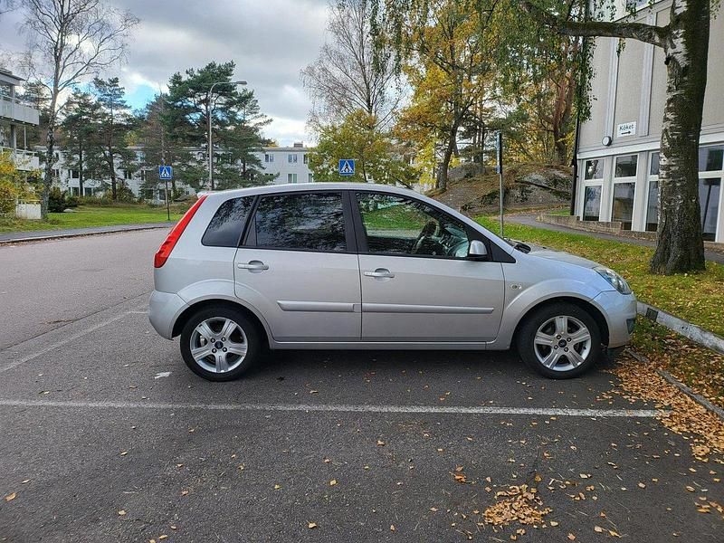 Grå Begagnad 2008 Ford Fiesta Halvkombi | 24 000 kr (Marknadspris) - Bild 1/4