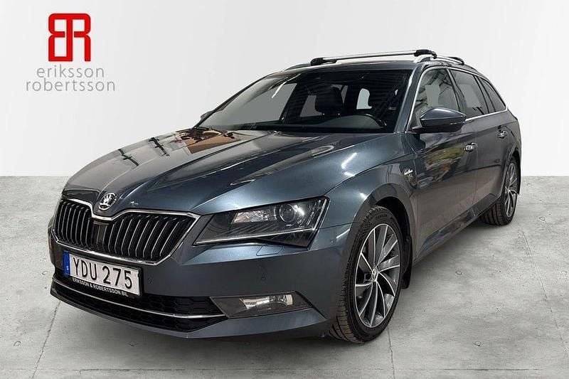Mörkgrå (grå) Begagnad 2019 Skoda Superb LAURIN & KLEMENT Kombi | 239 900 kr (Marknadspris) - Bild 1/4