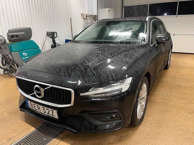 Svart Begagnad 2021 Volvo V60 Kombi | 269 000 kr (Marknadspris) - Bild 1/2