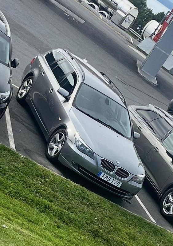 Grå Begagnad 2007 BMW 523 Kombi | 25 000 kr (Marknadspris) - Bild 1/1