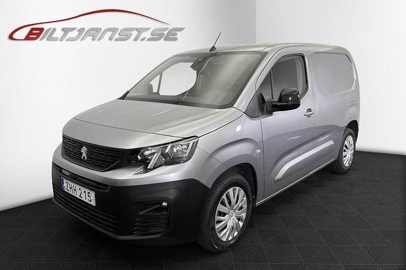 Grå Begagnad 2021 Peugeot Partner Minibuss | 219 900 kr (Lite dyr) - Bild 1/4