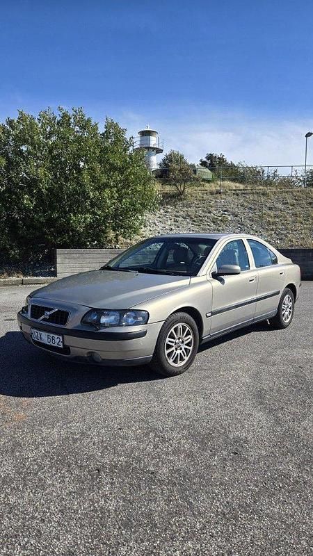 Brun Begagnad 2004 Volvo S60 Sedan | 29 900 kr (Bra pris) - Bild 1/4