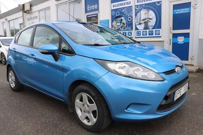 Blå Begagnad 2010 Ford Fiesta Trend Halvkombi | 47 500 kr (Marknadspris) - Bild 1/4