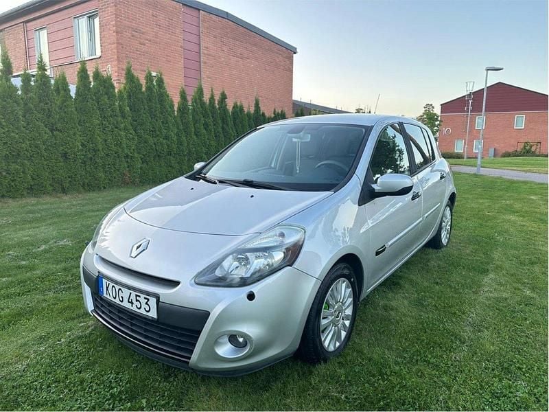 Silver Begagnad 2011 Renault Clio R.S. Halvkombi | 30 000 kr (Marknadspris) - Bild 1/4
