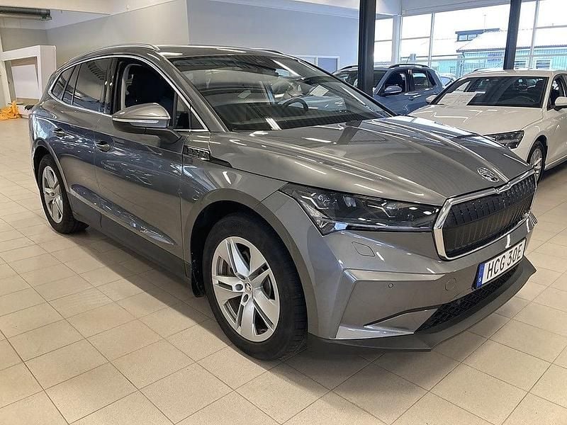 Grå Begagnad 2023 Skoda Enyaq iV SUV | 399 900 kr (Bra pris) - Bild 1/4