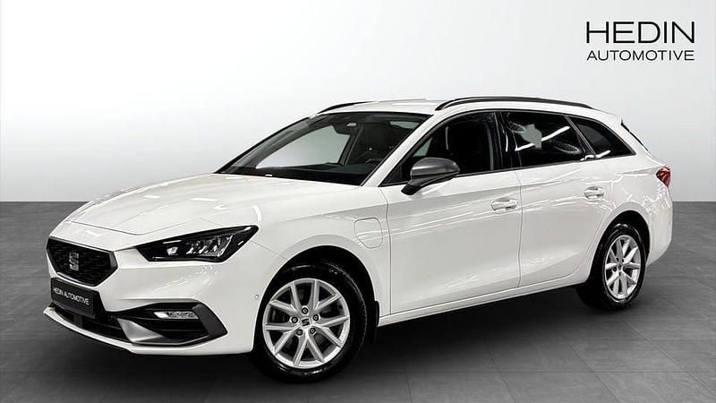 Vit Begagnad 2021 Seat Leon Kombi | 234 700 kr (Marknadspris) - Bild 1/4